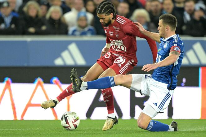 Brest's Mahdi Camara and Strasbourg's Lucas Perrin during the Ligue 1 match between Racing Club de Strasbourg Alsace and Stade Brestois 29, at La Meinau, in Strasbourg, on February 24, 2024.