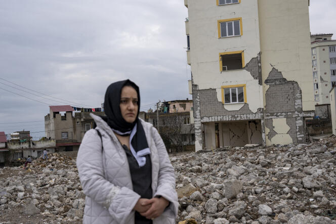 Tuba Erdemoglu, 35, on the rubble of his building in Kahramanmaras (Turkey), January 18, 2024.