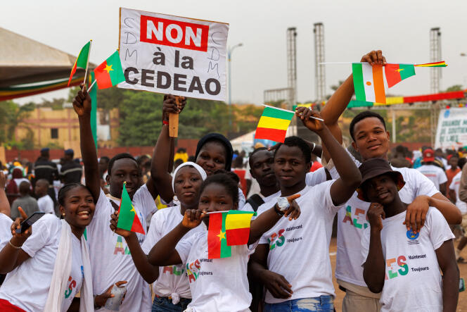 Gathering to celebrate the departure of Mali, Burkina Faso and Niger from the Economic Community of West African States (ECOWAS), in Bamako, February 1, 2024.