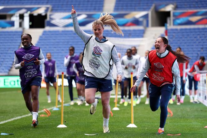 Amandine Henry (center) and Selma Bacha (right), during a training session on the eve of the semi-final of the Women's Nations League between France and Germany, at the Groupama Stadium in Décines- Charpieu (Rhône), February 22, 2024.