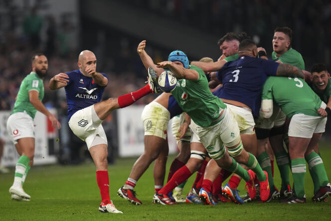 Tadhg Beirne blocks a kick from Maxime Lucu, during the Six Nations match between France and Ireland, February 2, 2024 in Marseille.