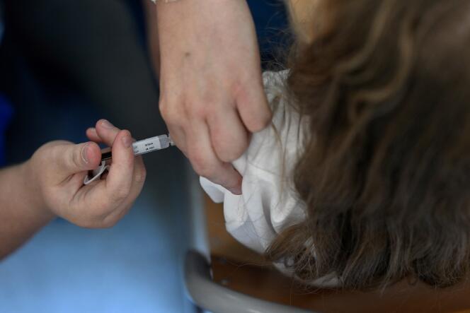 Injection of a dose of vaccine against human papillomavirus at Théodore-Monod college in Vern-sur-Seiche, in the suburbs of Rennes, on October 9, 2023. 
