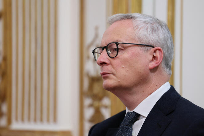 The Minister of the Economy, Bruno Le Maire, during a press conference to respond to farmers who are protesting against the amount of wages, taxes and regulations, at the Hôtel de Matignon, in Paris, Wednesday February 21.