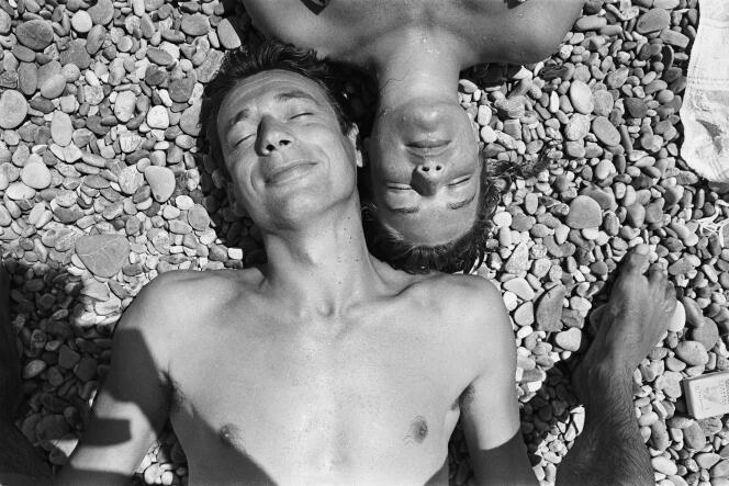 Yves Montand and Simone Signoret, on vacation on the Côte d'Azur, in July 1951.