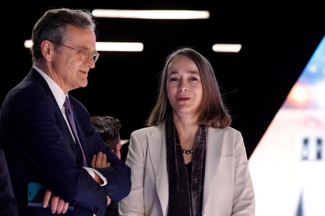 The president of the Regulatory Authority for Audiovisual and Digital Communication, Roch-Olivier Maistre (left) and Delphine Ernotte, president of the France Télévisions group, at TF1 headquarters in Saint-Denis, before the mid-term debate -presidential rounds, April 20, 2022.