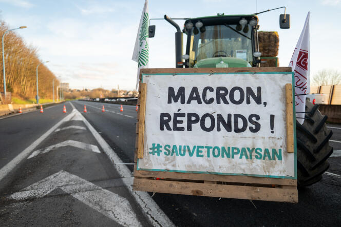Demonstration of farmers on the A6 motorway towards Paris.  In Chilly-Mazarin (Essonne), January 31, 2024.