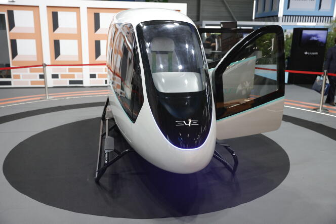 Flying taxi model (eVTOL), developed by the Brazilian company Eve Air Mobility, at the Paris Air Show, June 20, 2023.