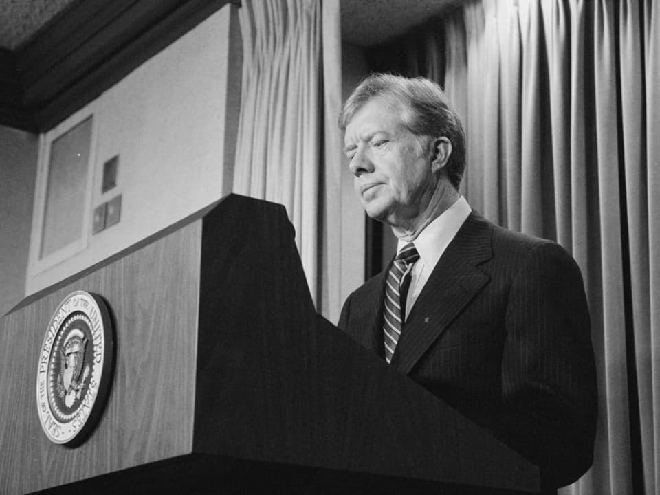 Jimmy Carter kündigt 1980 neue Sanktionen gegen den Iran an.