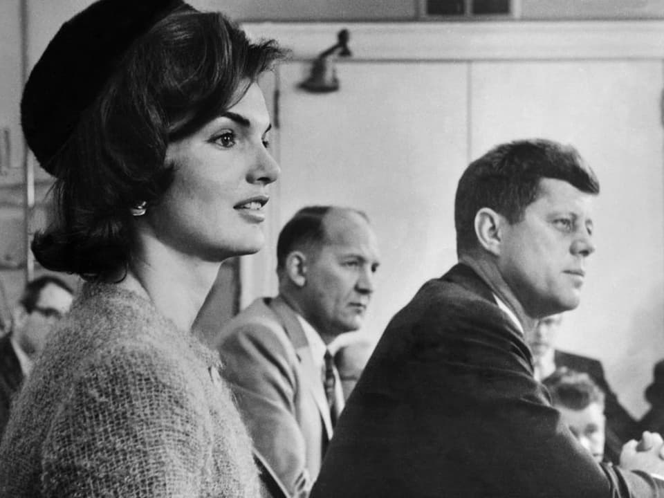 Jackie Kennedy zu Beginn der Vorwahlen der Demokraten mit JFK