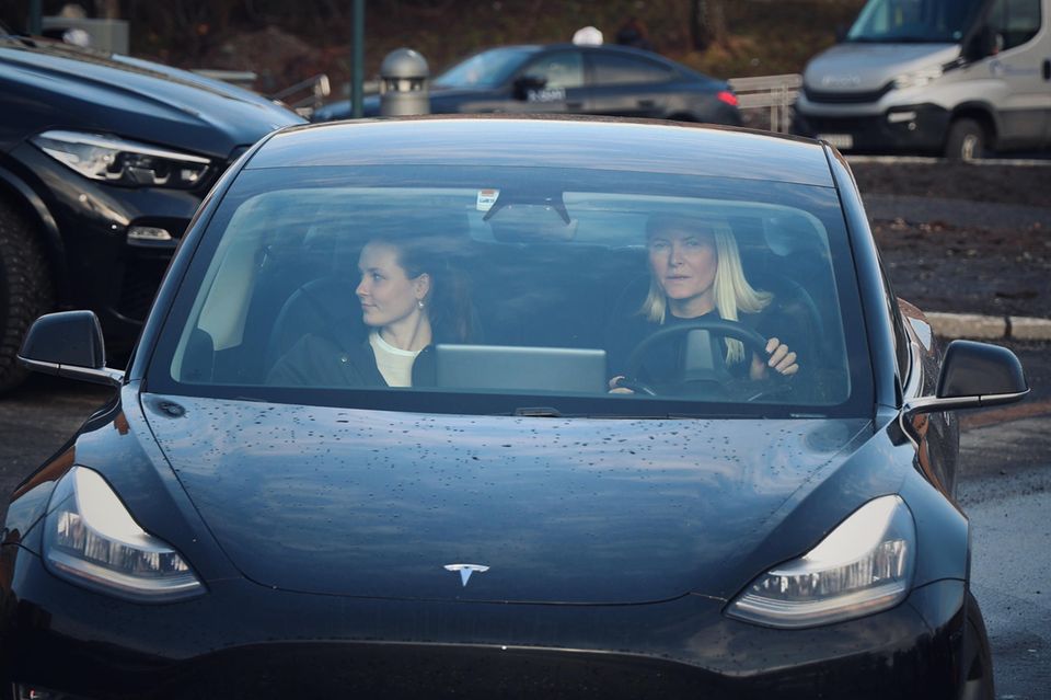 Princess Ingrid Alexandra and Princess Mette-Marit were photographed in the car.