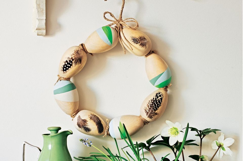 Make your own Easter decorations: make an egg wreath