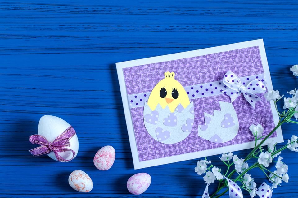Make Easter cards: DIY card with chicks and Easter eggs