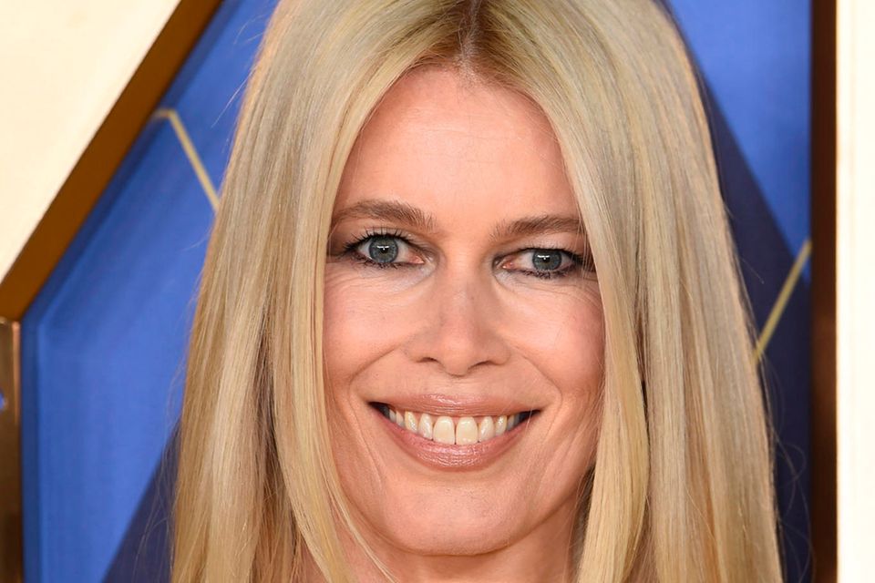 With Claudia Schiffer's make-up you can clearly see that the lower waterline was left out and the eyeliner was applied below the lash line.  A lighter tone was applied to the inner corner, and the upper lash line was completely thickened with kohl.  Black was used here - it's best to use a lighter color for everyday life, then it looks more natural and less dramatic.