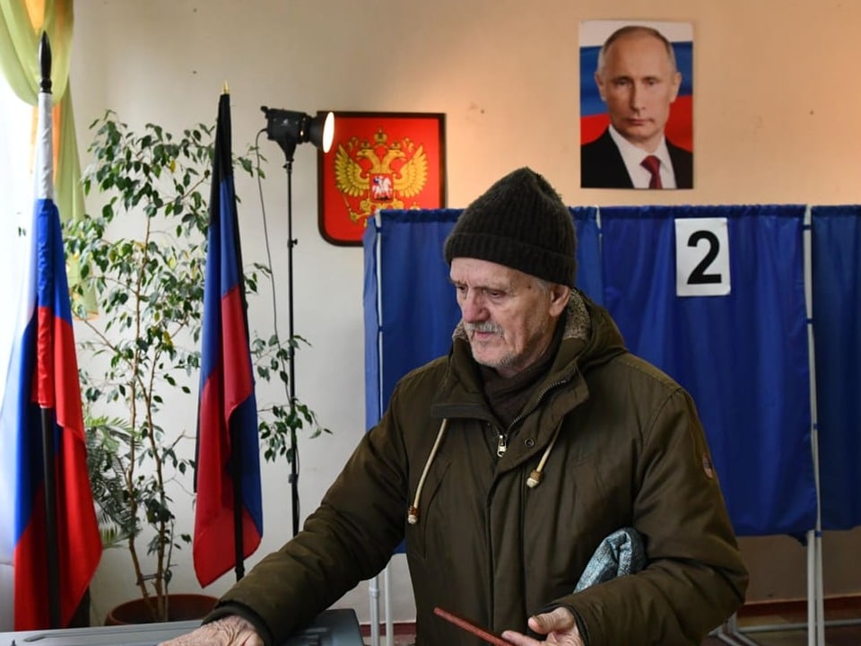 Older man casts his vote 