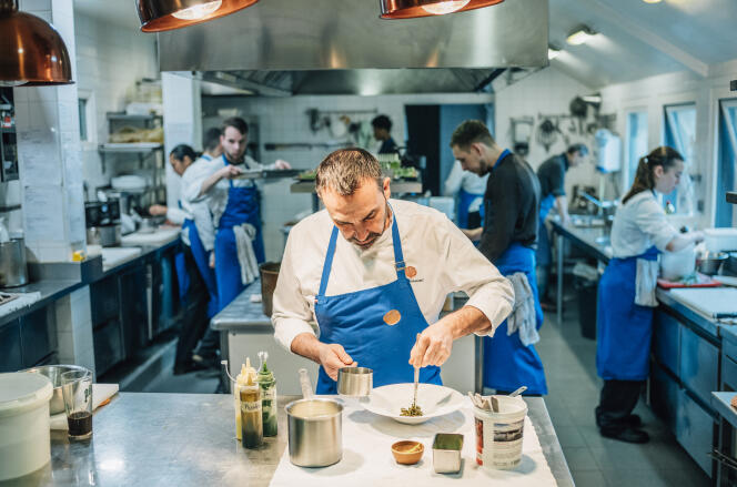 Ronan Kervarrec and his brigade in the kitchens of Saison, two stars in the 2024 Michelin Guide.