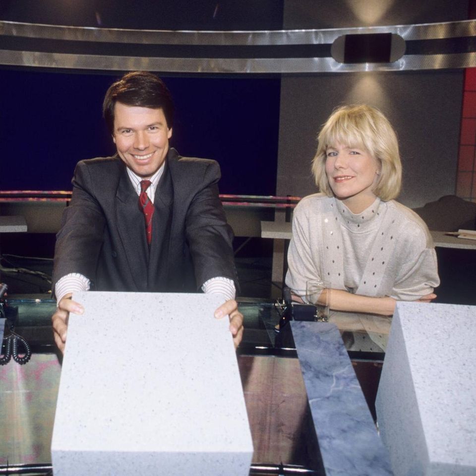 Peter Kloeppel and Ulrike von der Groeben in March 1993 in the news studio "RTL currently".