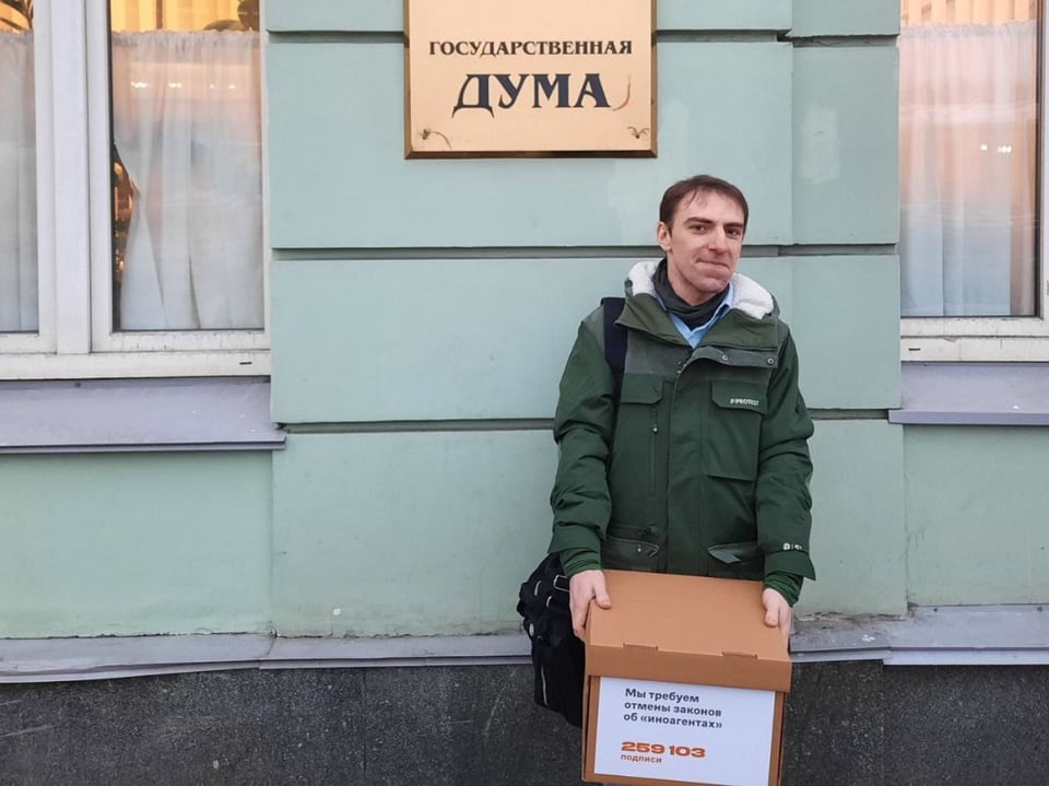 Daniil Beilinson in front of the Russian Parliament