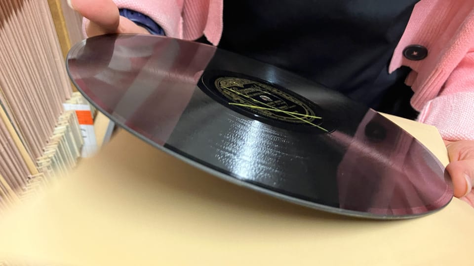 Shellac records are thicker than vinyl records. 
