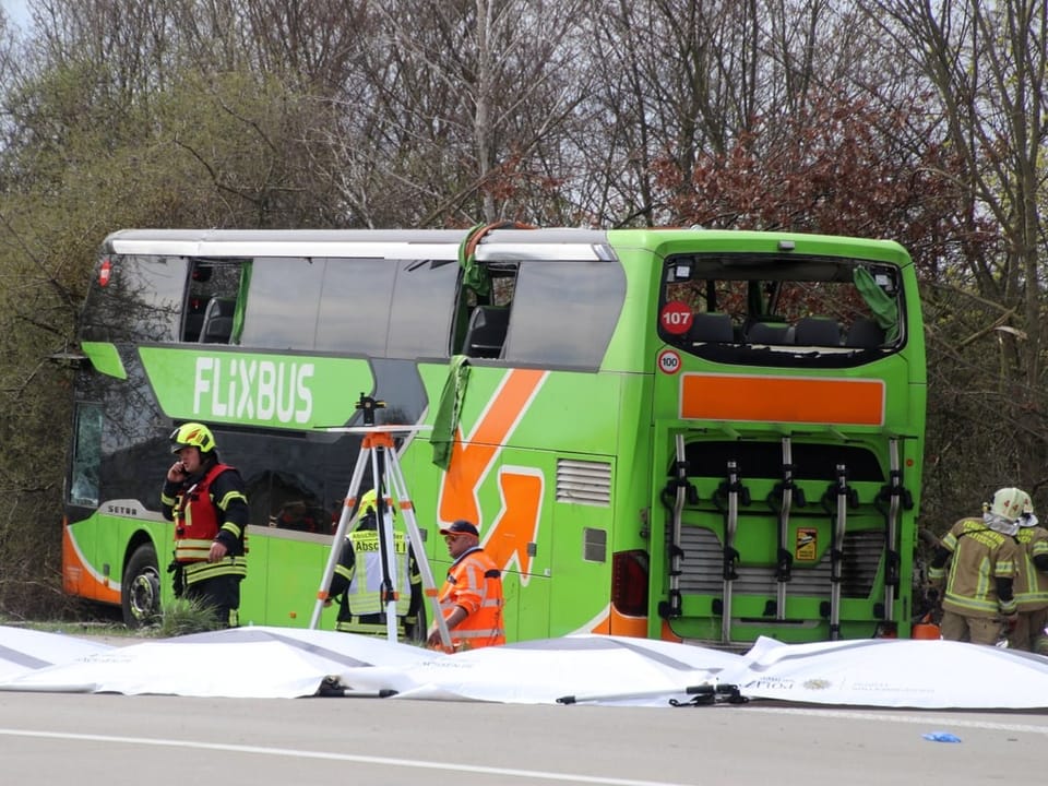 The Flixbus is stationary, belts hanging down to the side.