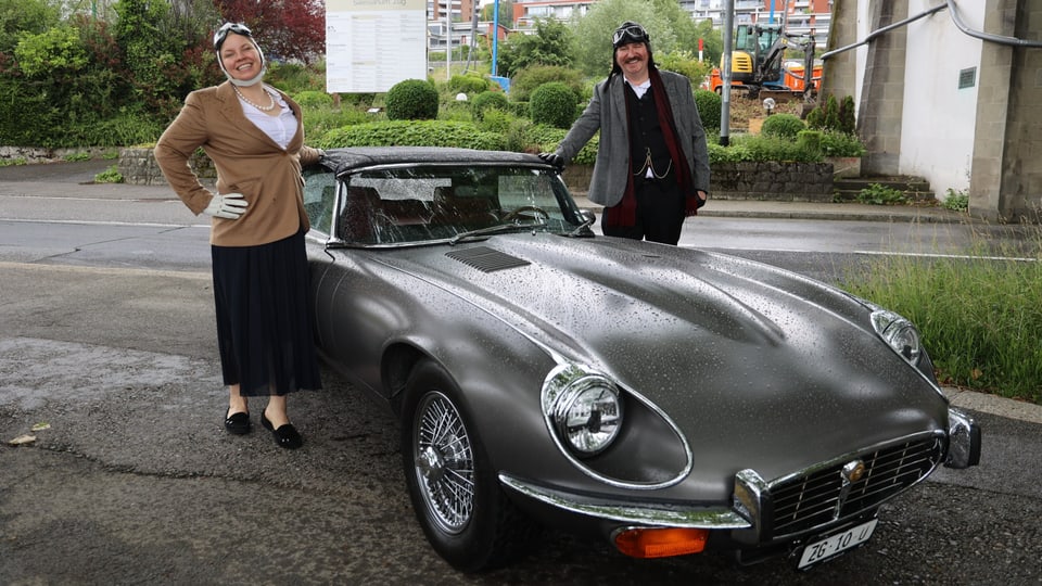 Nikolajsen and wife in front of Jaguar E-Type