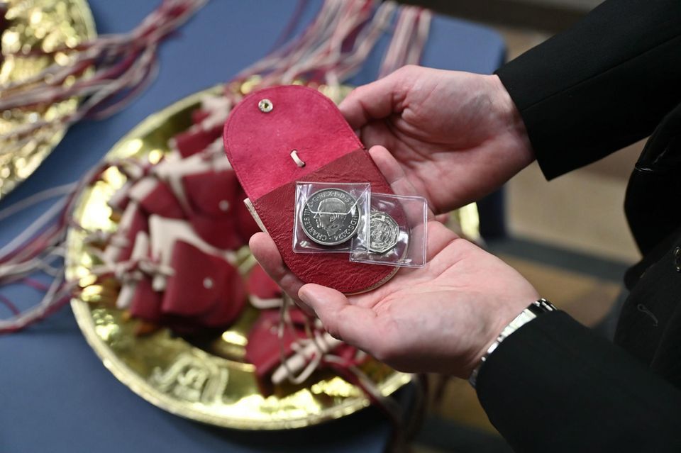 The "Maundy"-Coins presented to Queen Camilla as the first Queen Consort.