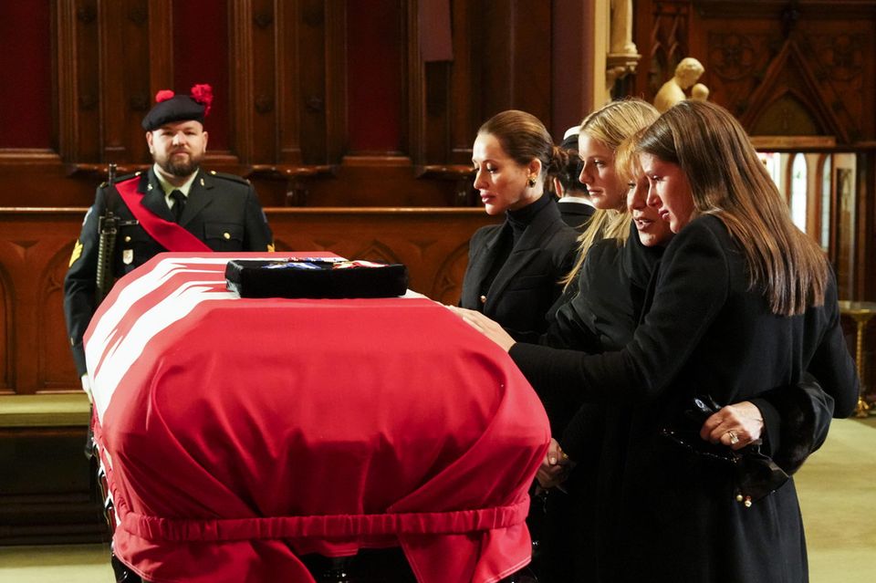 Jessica Mulroney says goodbye to her father-in-law Brian Mulroney - here with Miranda Lapham, Mila Mulroney, and Theodora Lapham.