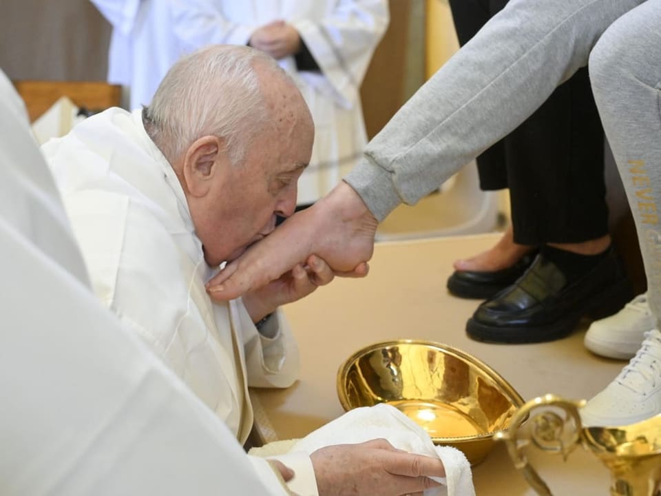Pope Francis washed the feet of twelve female prisoners in the Roman women's prison. 