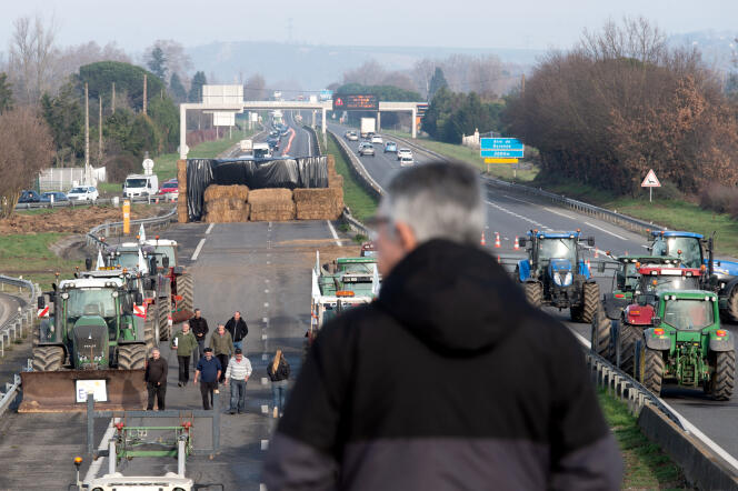 Farmers block the A64 motorway, near Carbonne (Haute-Garonne), January 26, 2024.
