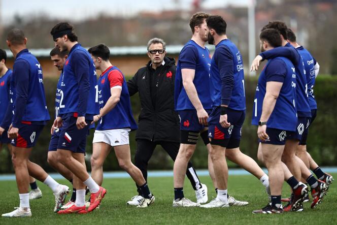 The coach of the XV of France, Fabien Galthié, with his players, March 13, 2024 in Marcoussis (Essonne).