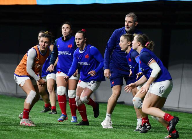The coach of the French women's sevens rugby team, David Courteix, with his players before the HSBC SVNS tournament in Vancouver, Canada, February 24, 2024.  