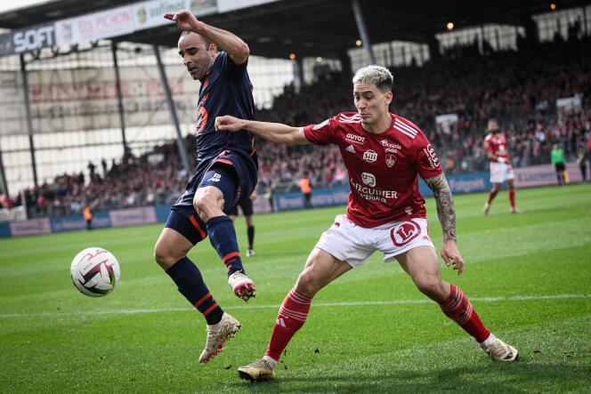 LOSC defender Ismaily (left) fighting with striker Martin Satriano during Brest's draw against Lille (1-1), March 17, 2024, at the Stade Francis-Le Blé.