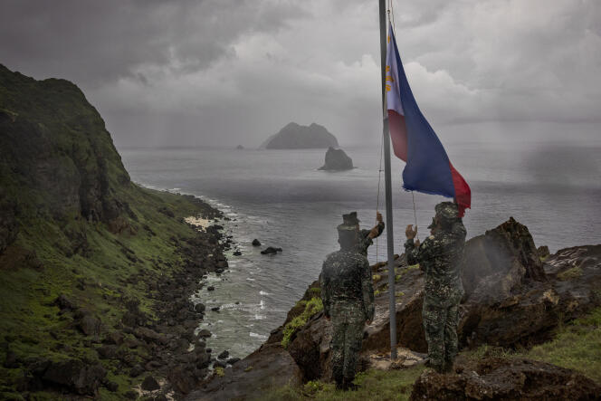 Filipino soldiers raise the national flag on the island of Mavulis, in the Batanes archipelago, intended to become the spearhead of the defense system in the north of the country, on June 29, 2023.
