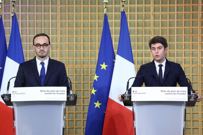 The Prime Minister, Gabriel Attal (right), and the Minister Delegate in charge of public accounts, Thomas Cazenave, at the Ministry of the Economy and Finance, in Paris, March 20, 2024.
