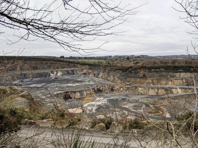 In Glomel, the open-air andalusite mine, unique in Europe, extends over 250 hectares and is accused in particular of water pollution.