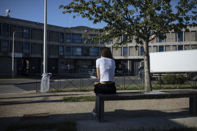 A woman waits before going to the visiting rooms of the Fleury-Mérogis remand center (Essonne), in May 2020.