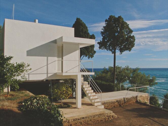 View of house E.1027, on the coast of Roquebrune-Cap-Martin (Alpes-Maritimes), in the documentary “E.1027 – Eileen Gray and the House by the Sea”, by Beatrice Minger and Christoph Schaub.