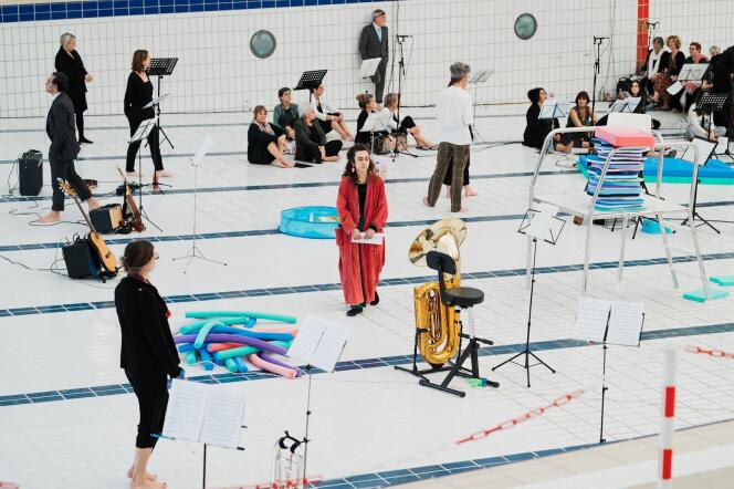 Zoé Besmond de Senneville (in red), during the restitution of the writing residency, at the Georges-Hermant swimming pool (Paris 19th), on February 17.