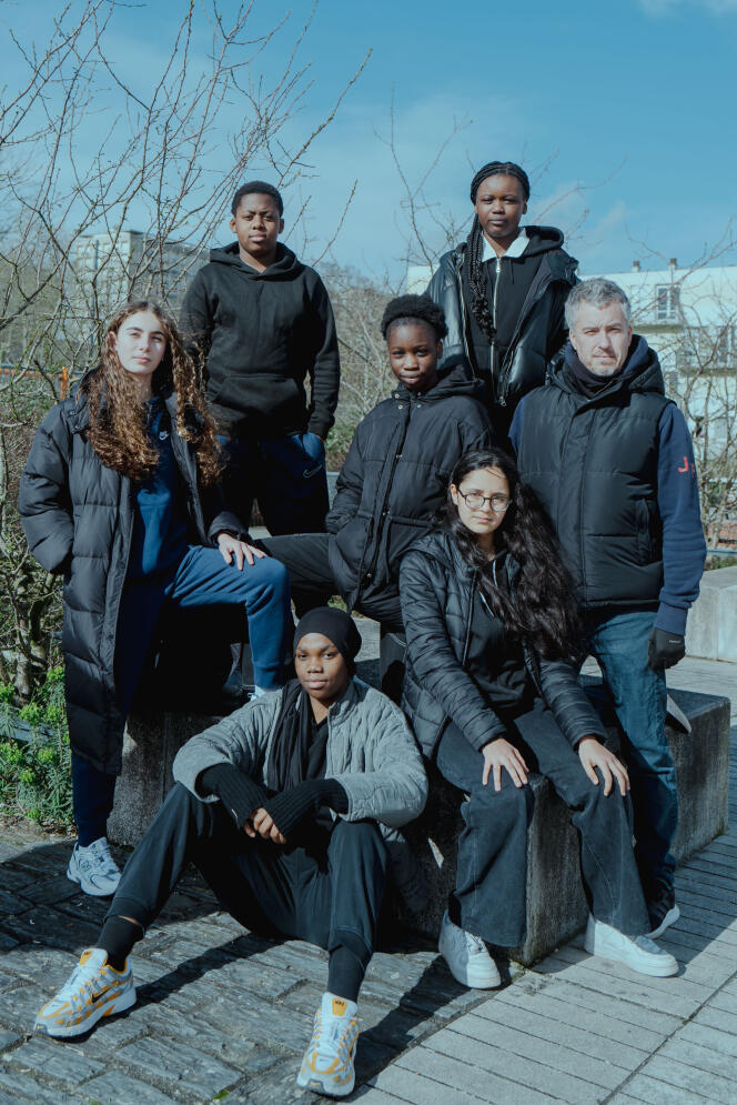 The Rosa-Parks middle school students (from top to bottom, from left to right): Yassin, Carmine, Lily, Gassama, Samina and Sofia, with their teacher Ronan Chérel, in Rennes, February 23.