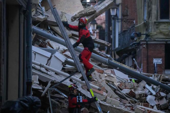 A firefighter in the rubble of the building which collapsed, Saturday March 9, 2024, in Toulouse.