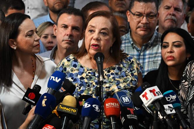 Corina Yoris, new candidate for the Venezuelan opposition platform in the July 28 presidential election.  On the left, Maria Corina Machado, the former candidate, struck by ineligibility.  Caracas, March 22, 2024.  