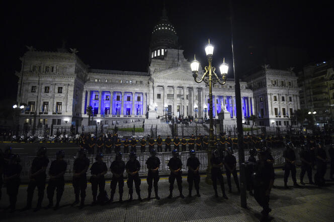 Police officers stand guard in front of the Argentine Congress during the speech of ultraliberal President Javier Milei on March 1, 2024.