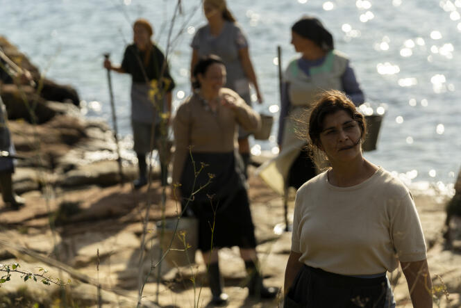 Maria (Janet Novas, foreground), in “O corno.  A story of women”, by Jaione Camborda.