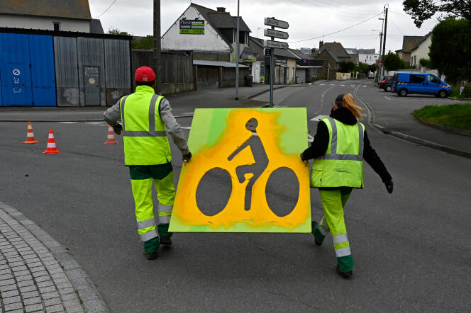 Cycle signs on a road in Saint-Malo (Ille-et-Vilaine), May 11, 2020.