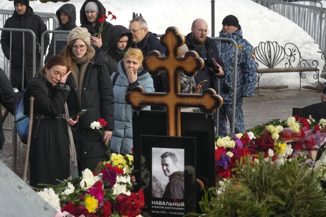 Hundreds of Russians continued to flock on Saturday March 2 to the grave of opponent Alexeï Navalny, the day after his funeral.