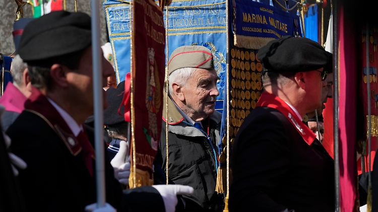 Former partisans take part in commemoration of the massacre.