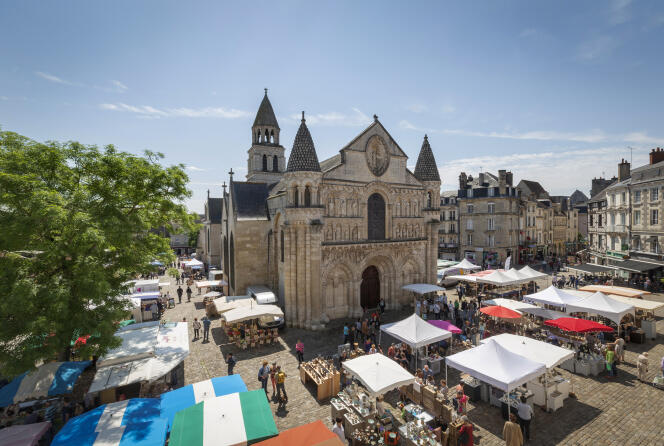 Market day in front of the Notre-Dame-la-Grande church.