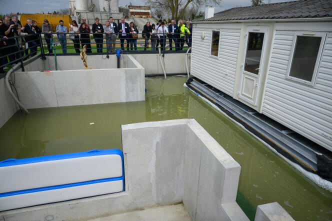 Demonstration of a flood defense system from the Allianz insurance company, in Baziège (Haute-Garonne), March 21, 2024.
