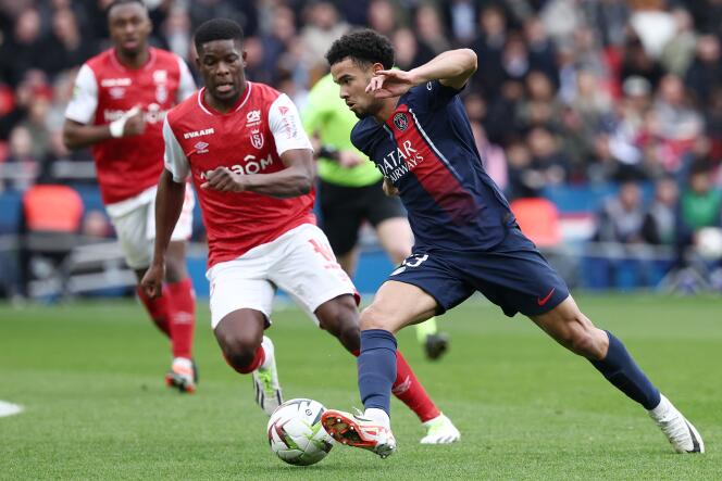 Zimbabwean midfielder from Stade de Reims Marshall Munetsi and French midfielder from Paris Saint-Germain Warren Zaire-Emery during the match of the 25th day of Ligue 1, Sunday March 10, at the Parc des Princes.