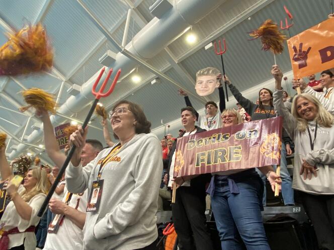 The Arizona State clan and those close to Léon Marchand, in the stands of the Indiana University Natatorium, in Indianapolis (United States), March 27, 2024.