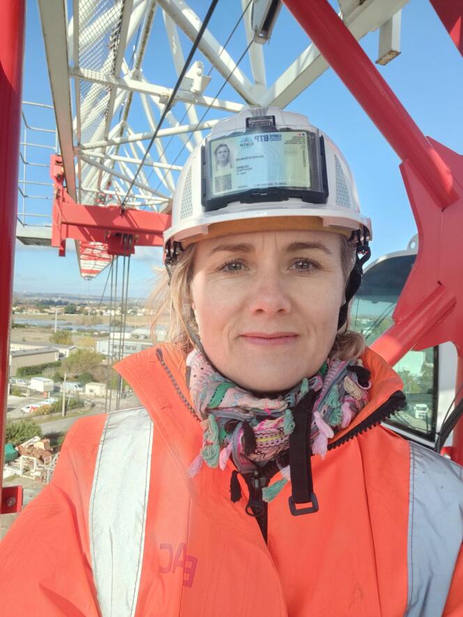 Marie-Pierre Dauban, at the top of the crane that she pilots every day in Saint-Jory (Haute-Garonne).